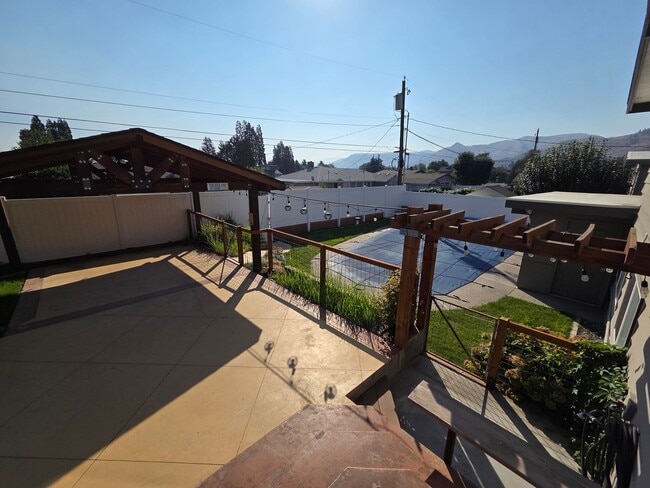 Building Photo - 3Bedroom, 2.5 Bath Mid Century Modern Home...