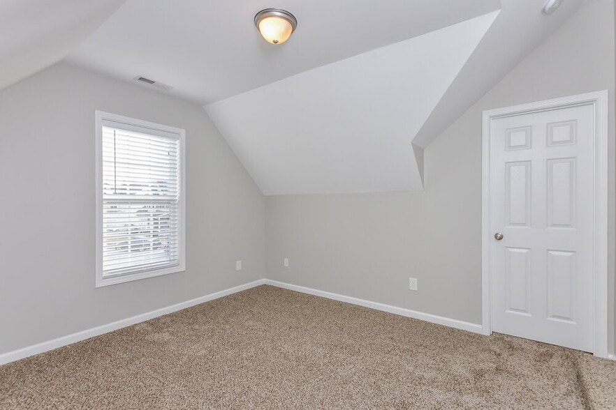 Building Photo - 121 Reno Ave