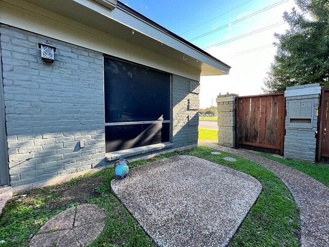 Building Photo - 612 W 51st St