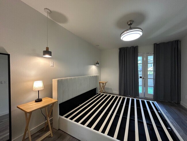 Building Photo - 200 Martingale