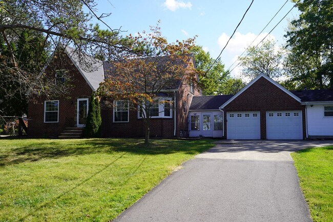 Building Photo - Spacious 4-Bedroom Property with In-Law Su...