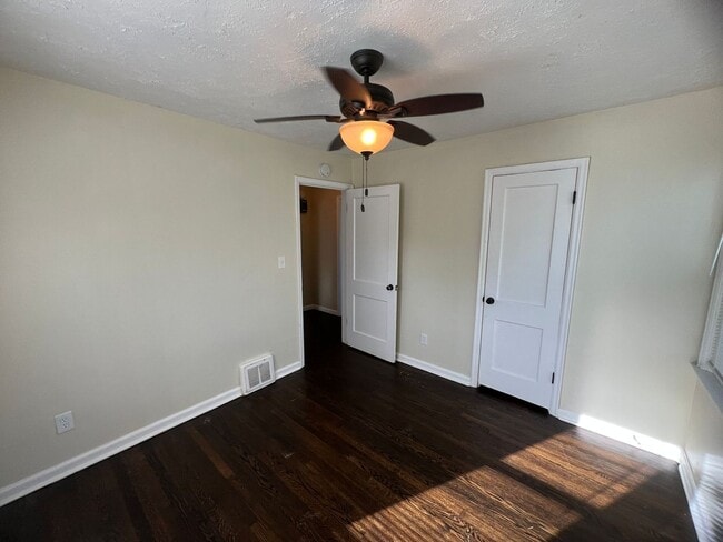 Building Photo - Move-In Ready 3-Bed Home with Downstairs B...
