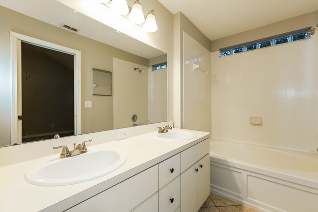 Building Photo - 7554 Oxford Garden Cir