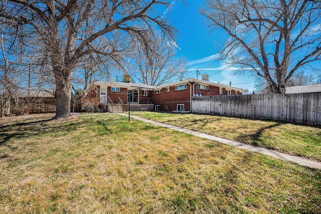 Building Photo - AVAILABLE FOR IMMEDIATE MOVE IN