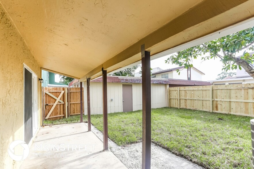 Building Photo - 2065 Loma Linda Way N