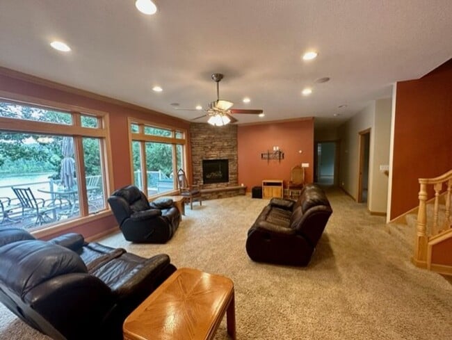 Building Photo - 6 bedroom, 4.5 bath Whitefish chain, 12 mo...