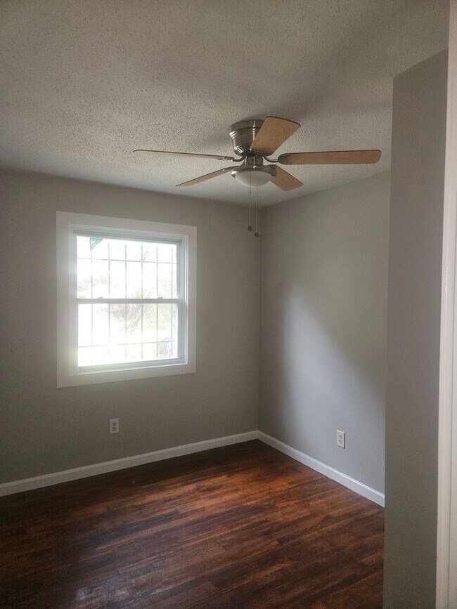 Building Photo - 3 Bedroom 1 bath home
