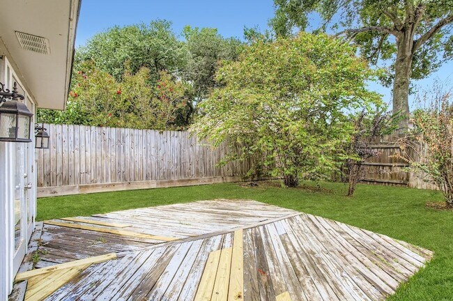 Building Photo - 15710 Sandy Hill Dr