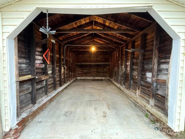 Building Photo - 516 W 7th St