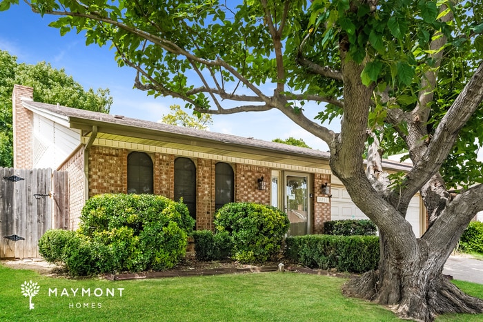 Building Photo - 2211 Benbrook Dr