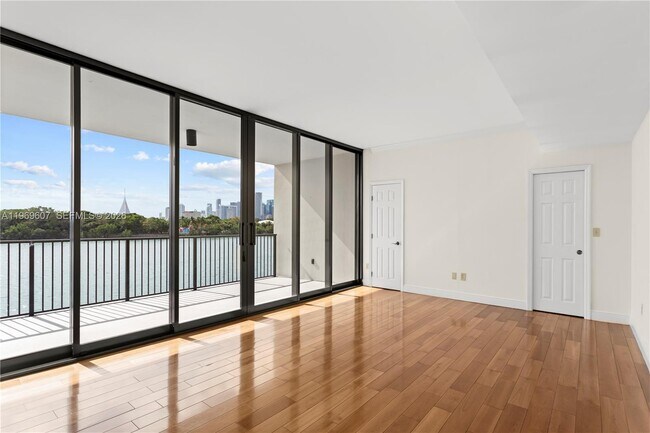 Building Photo - 1000 Venetian Way