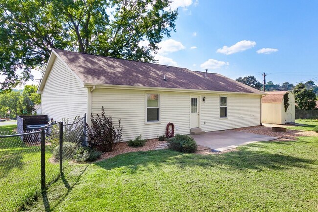Building Photo - 737 W Creek Dr
