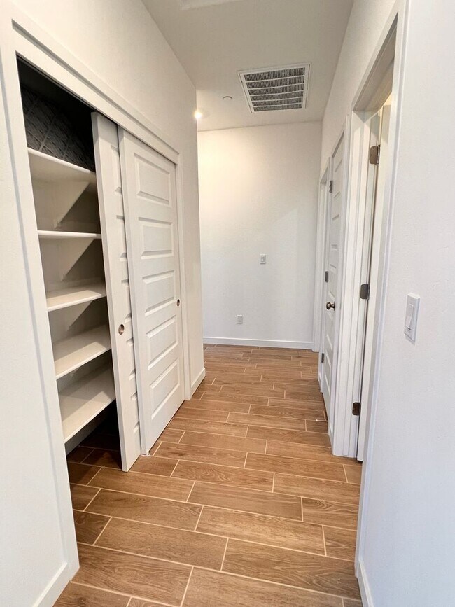 Building Photo - Northwest Bakersfield