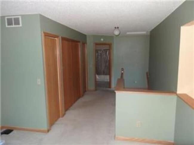 Building Photo - 2 Bed + Loft/1.5 Bath Townhouse- Great Location! Available June 1