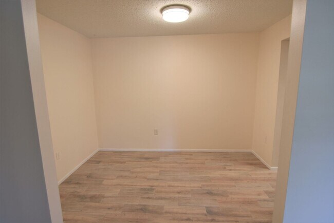 Building Photo - SANFORD: 2nd Floor Condo Sandlewood Villas