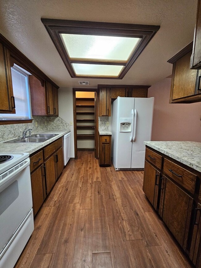 Building Photo - (3) Bed/(2) Bath Avail NOW! Pets Negotiable.