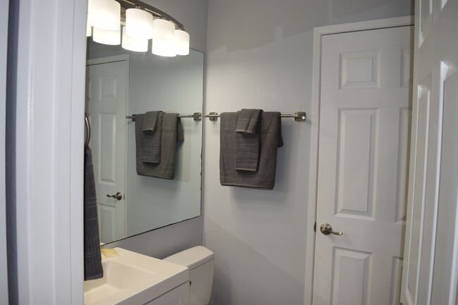 Building Photo - Southpointe - Upstairs 2 bedroom 1.5 bath ...