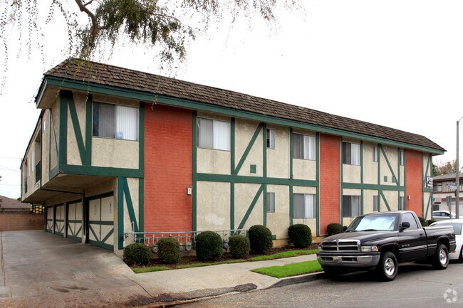 Building Photo - 2111 E 7th St