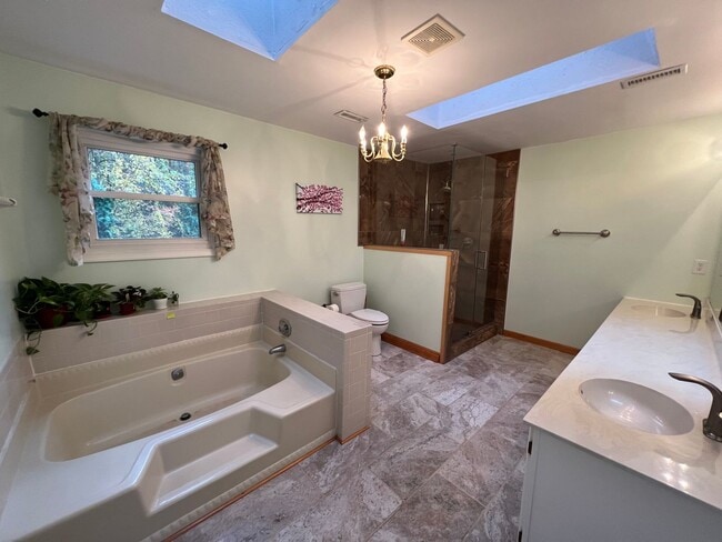 Building Photo - Spectacular 3 Bed 3.5 Bath Brick Home in Scenic Riverview Estates