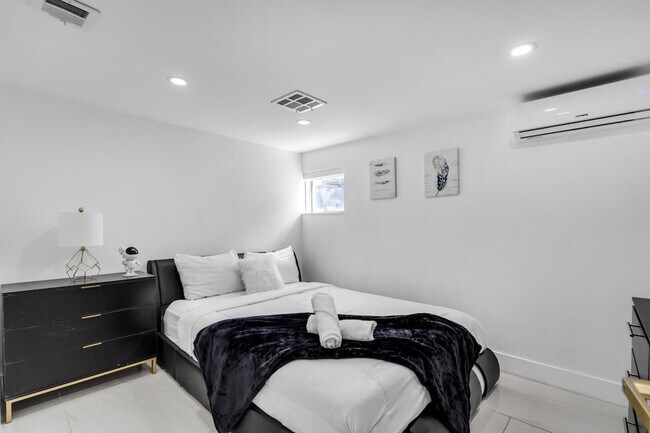 Building Photo - 1255 NE 199th St