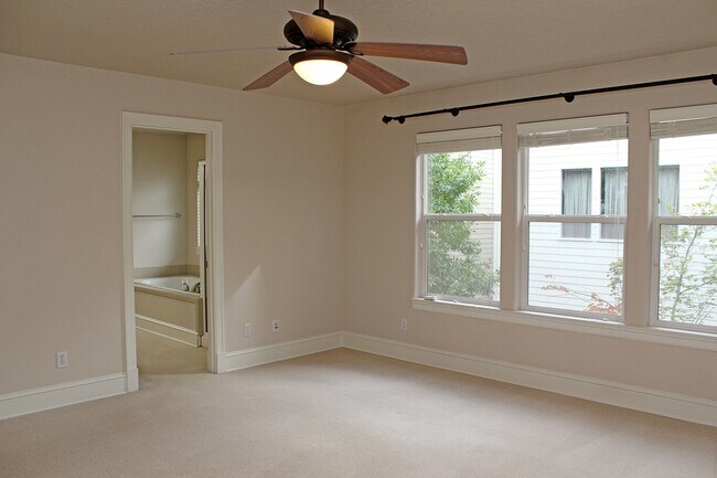 Building Photo - Spacious 4 BDR Legend & Renaissance Constr...