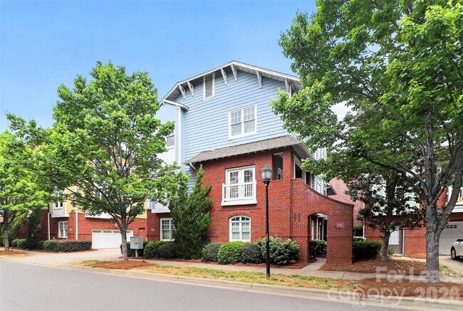 Building Photo - 2248 Lyndhurst Ave