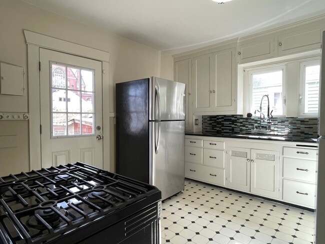 Building Photo - CLICK "REQUEST A TOUR" NOW!