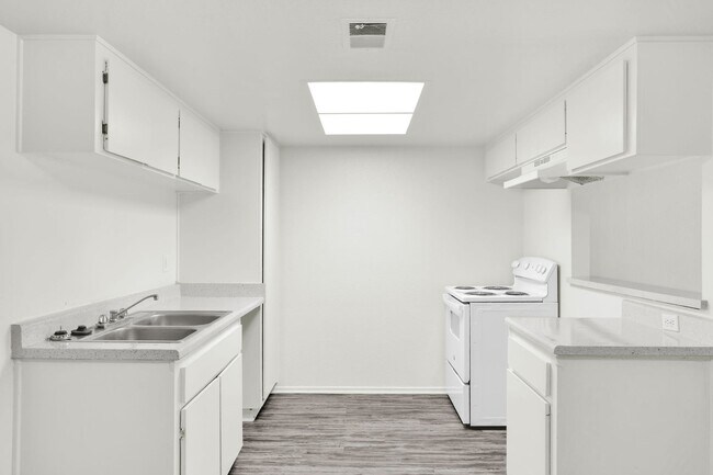 Building Photo - 2BD 2BTH Corner