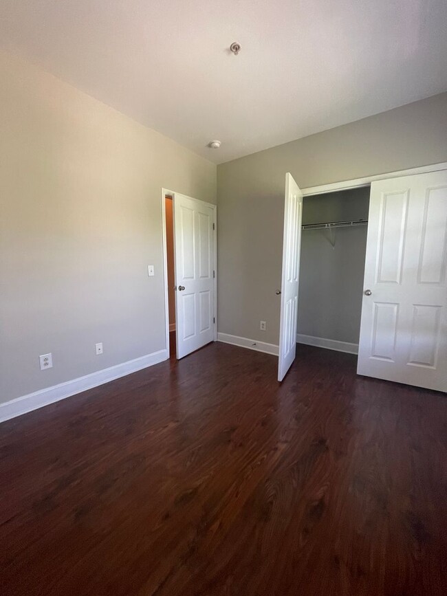 Building Photo - Move In Ready! Great 2 Bedroom 1 Bath Condo