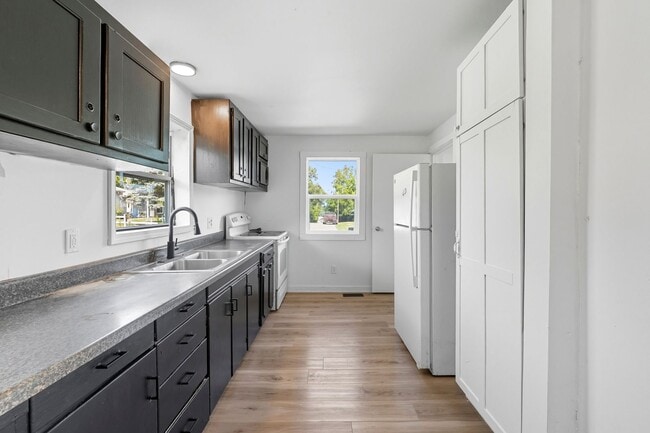 Building Photo - NEW LISTING! 2 BEDROOM HOME