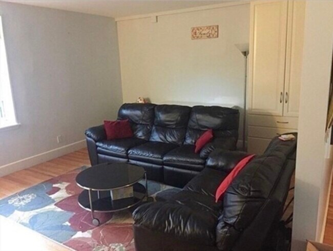 Building Photo - 136 Boylston St