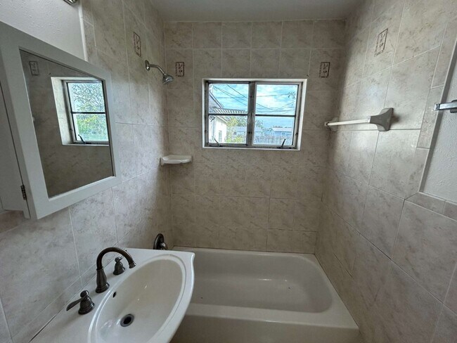 Building Photo - "Charming 3-Bedroom Home in St. Petersburg with Spacious 1,199 Sq Ft Layout!"