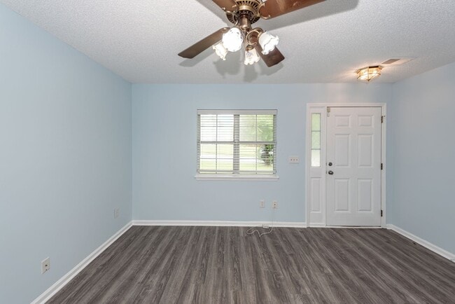 Building Photo - 4 Bedroom, 2 Bathroom Home in Park Hill Pl...
