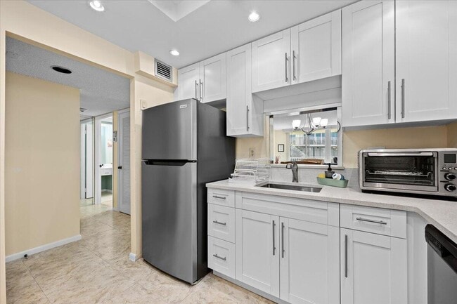 Building Photo - 3540 S Ocean Blvd