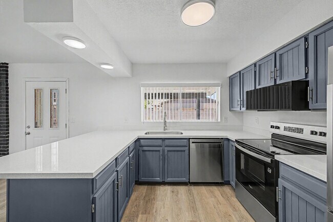 Building Photo - 935 W Santa Cruz Dr