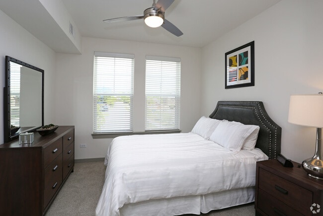 Building Photo - 670 E Algonquin Rd