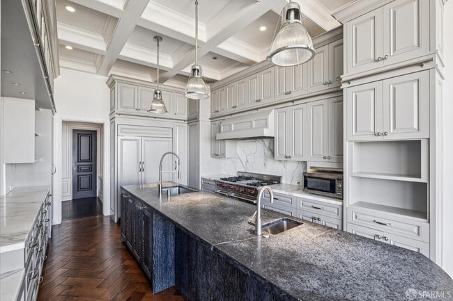 Building Photo - 2336 Broadway