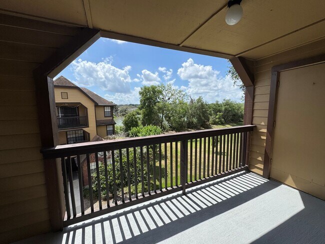 Building Photo - Altamonte Springs Top Floor Condo ~ Gated Waterfront Community ~ Must See!