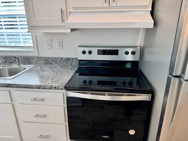 Building Photo - 887 E Colonial Cir