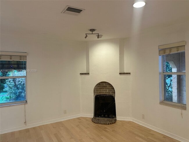 Building Photo - 725 Navarre Ave