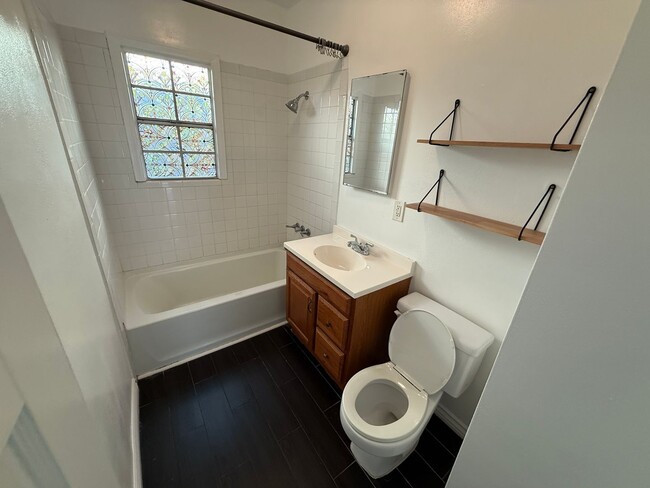 Building Photo - Beautiful 2 Bedroom Belmont Shore Apartment for Rent - Garage Parking Included!