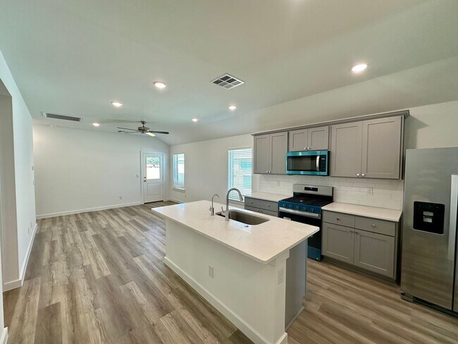 Building Photo - 3 bed 2 bath - Frenship ISD