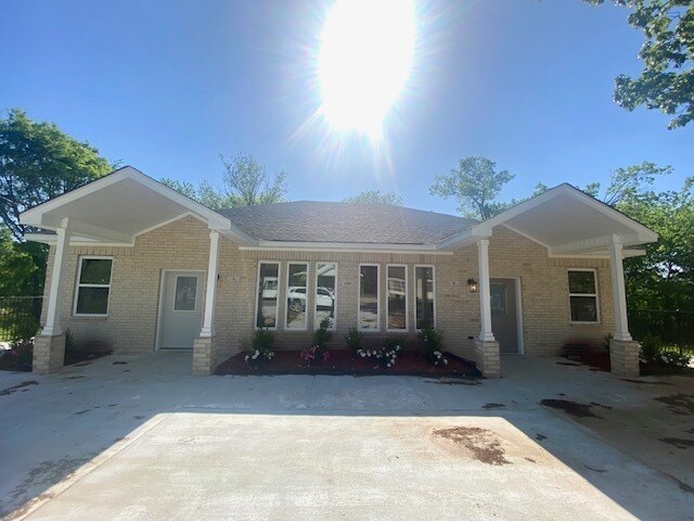 Building Photo - 1705 S Cedar St