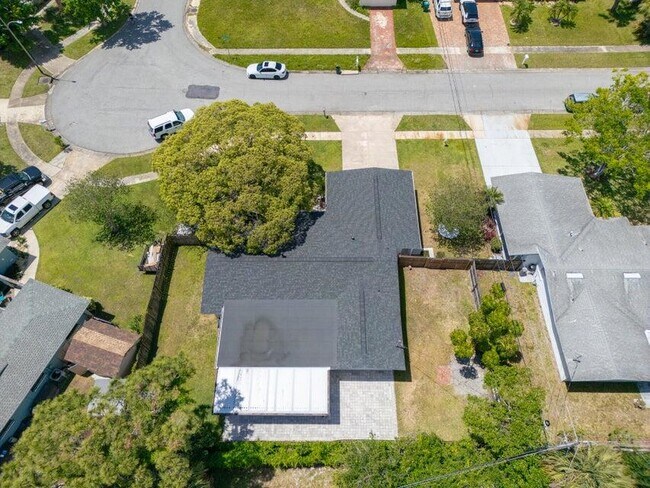 Building Photo - 940 Butia St