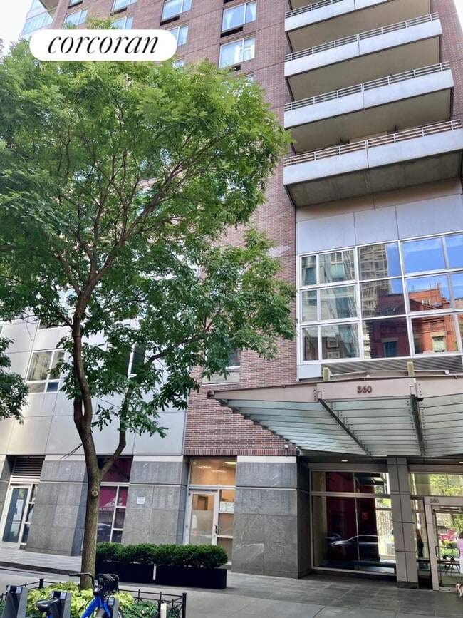 Building Photo - 356 E 88th St
