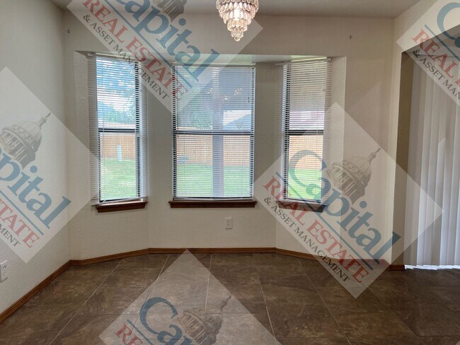 Building Photo - Charming 3 Bedroom