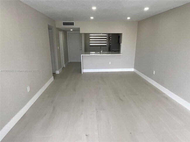 Building Photo - 10825 SW 112th Ave