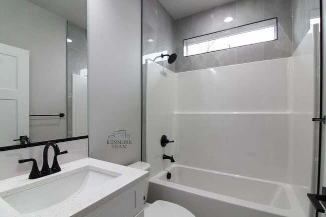 Building Photo - 716 N Rd 42