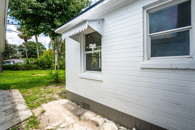 Building Photo - 1052 Magnolia Ave