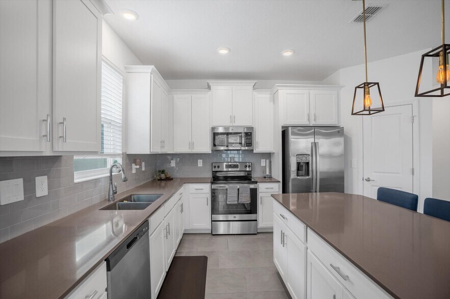 Building Photo - 1820 Church Lake St